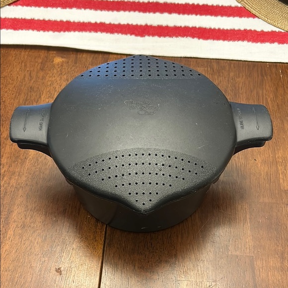 Pampered Chef Black Microwave Steamer / Cooker - Picture 1 of 6